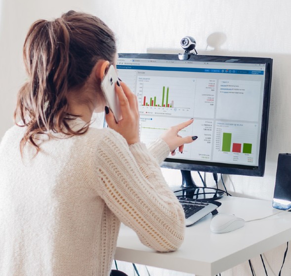 Dame jobbe på skjerm Visma eAccounting regnskap