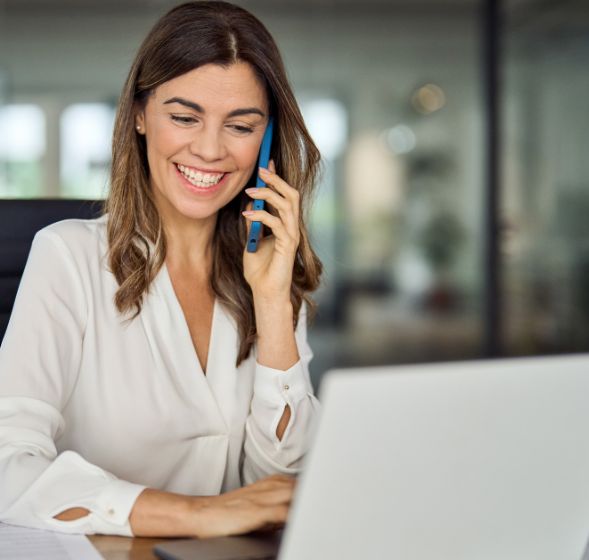 Kvinne i telefon