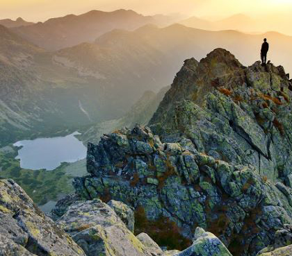 Fjelltopper med mann Azets vokser